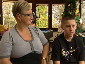 Connah Broom se recupera de um câncer conhecido como neuroblastoma (Foto: BBC)
