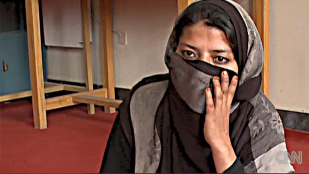 A afegã Gulnaz, com rosto coberto, durante entrevista à rede americana CNN (Foto: Reprodução de vídeo)