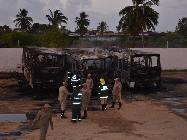 Três ônibus pegam fogo em João Pessoa  (Foto: Walter Paparazzo/G1)