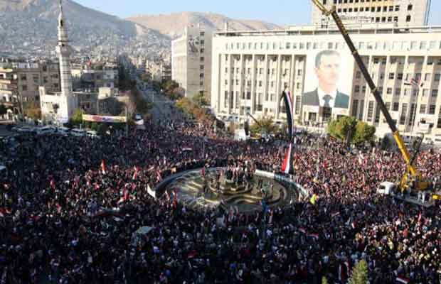 Manifestação pró-Assad nesta sexta-feira (2) em Damasco, capital da Síria (Foto: AFP)