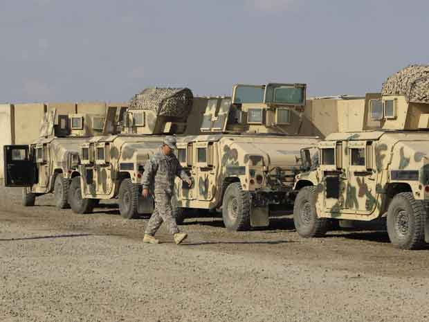 Militar americano passa por veículos armados na base de Camp Victory em 9 de novembro (Foto: AP)