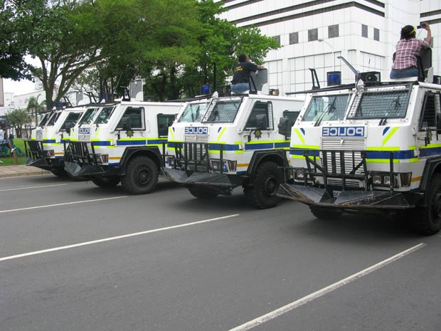 Policiais acompanharam toda a manifestação que ocorre em Durban, na África do Sul, neste sábado (Foto: Dennis Barbosa/G1)
