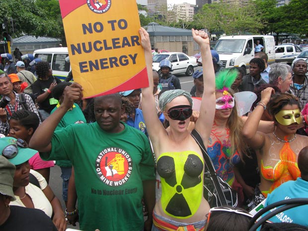 Ambientalistas e integrantes de partidos políticos sul-africanos pediam consenso aos participantes da COP 17 para a criação de um acordo climático (Foto: Dennis Barbosa/G1)