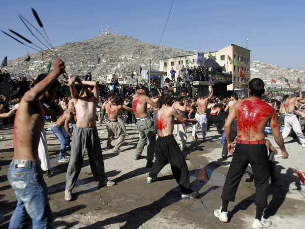 Afegãos xiitas muçulmanos flagelam-se durante uma procissão em Cabul neste sábado (3) (Foto: Mohammad Ismail/Reuters)