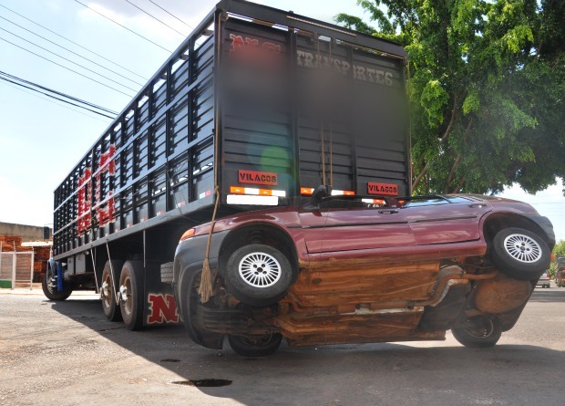 Carro fica 'enganchado' em caminhão boiadeiro (Foto: Felipe Bastos / G1MS)