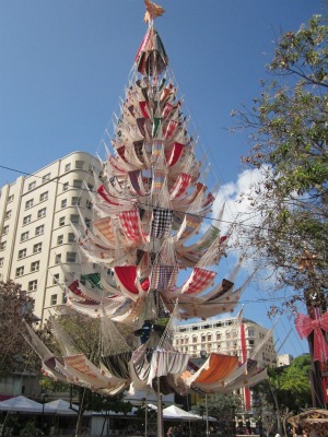 G1 - Após incêndio, termina instalação da nova árvore de Natal em Fortaleza  - notícias em Ceará