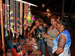 Maria do Carmo Sateré comercializa vários produtos indígenas em seu estande (Foto: Divulgação)