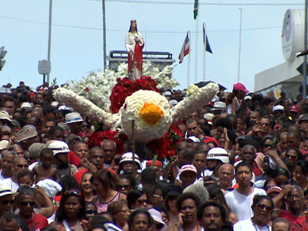 Fiéis se reúnem para celebrar dia de Santa Bárbara em Salvador (Foto: Imagem/ TV Bahia)