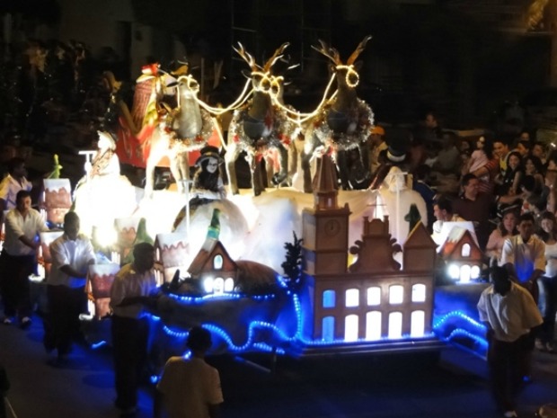 Carro Papai Noel com renas alegóricas desfilaram pelas ruas de Iguatu. (Foto: Alex Santana/Colaboração)