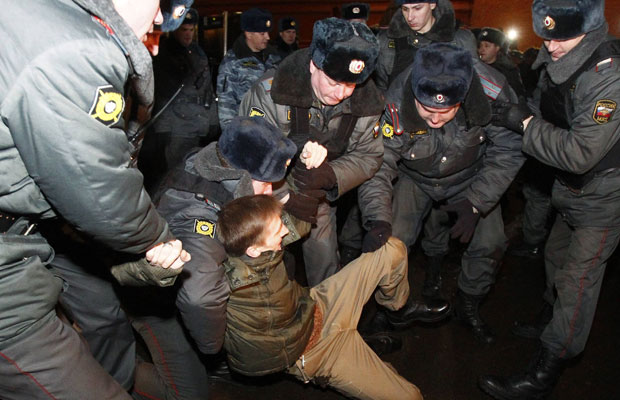 Polícia prende ativista em protesto durante as eleições, em Moscou (Foto: Mikhail Voskresensky/Reuters)