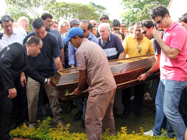 Corpo do ex-jogador é sepultado em cemitério no interior de SP (Foto: Luis Cleber/AE)