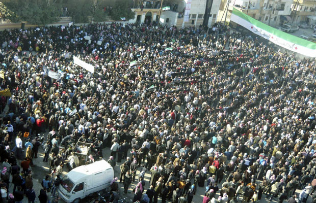 Manifestantes marcharam nesta sexta, depois das orações, em protesto contra o regime em Adlb (Foto: Reuters)