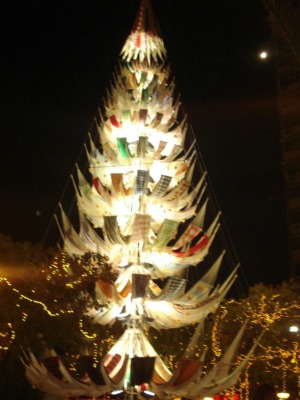 Após incêndio, nova árvore de Natal de Fortaleza é inaugurada - Jornal do  Estado MS