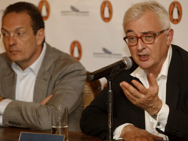 Luiz Schwarcz(e), editor da Companhia da Letras, e John Makinson, editor executivo da Penguin, concedem entrevista coletiva nesta segunda-feira (5). (Foto: Nilton Fukuda/Agência Estado)