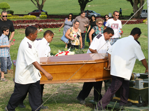 Enterro vítima 447 no Rio (Foto: Jadson Marques / AE)