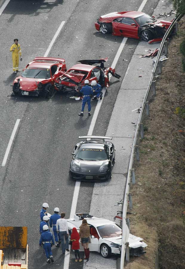 Acidente em estrada no Japão envolve oito Ferraris, três Mercedes e um Lamborghini; ao todo, 14 carros foram atingiidos (Foto: Kyodo/Reuters)
