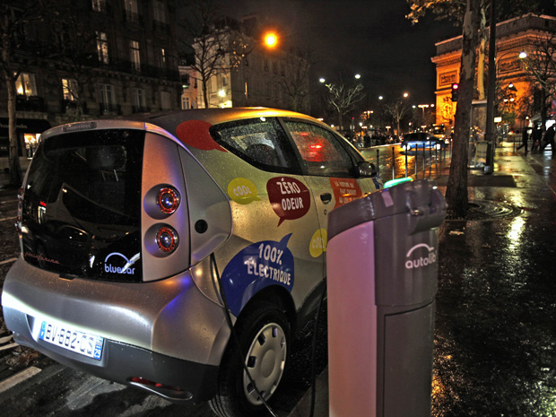 Carro elétrico para aluguel será mais um símbolo de Paris (Foto: Mal Langsdon/Reuters)