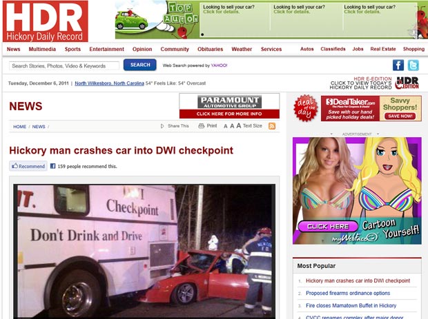 Imagem de TV local mostra o Chevrolet Camaro que bateu no ônibus da blitz, onde se lê: 'Se beber, não dirija' (Foto: Reprodução)