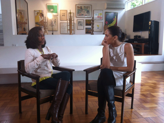 Glória Maria conversando com a atriz Camila Pitanga. (Foto: Luiz Costa Jr. / TV Globo)