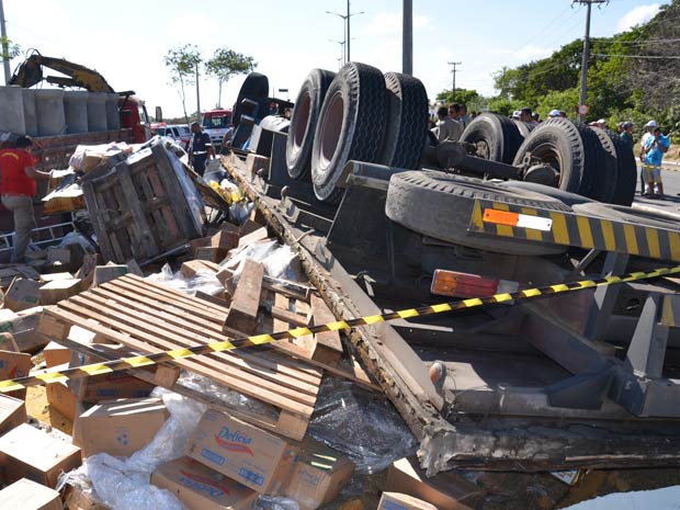 Motorista morre após caminhão tombar na Paraíba (Foto: Walter Paparazzo/G1)