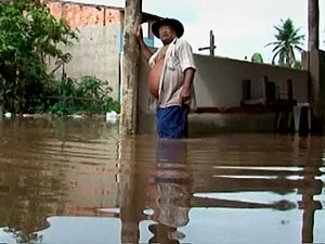 Chuva deixa famílias desalojadas em Medeiros Neto, extremo sul da BA (Foto: Reprodução/TV Santa Cruz)