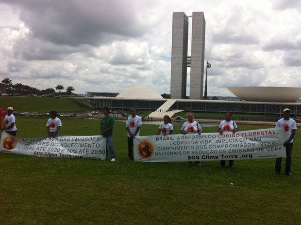 Manifestantes que participaram da Marcha Mundial do Clima na manhã desta terça-feira (6) em Brasília se reuniram em frente ao Congresso Nacional para reivindicar e mobilizar a sociedade sobre a crise climática mundial. Cerca de 25 pessoas estiveram na man (Foto: Mariana Zoccoli/G1)