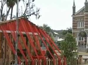 Casa do Papai Noel foi construída em frente à igreja matriz da cidade de São João Batista, SC (Foto: Reprodução/TV Globo)