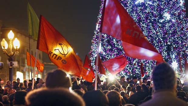 Militantes do Partido Comunista protestam contra os resultados das eleições nesta segunda-feira (5) em Moscou (Foto: AP)