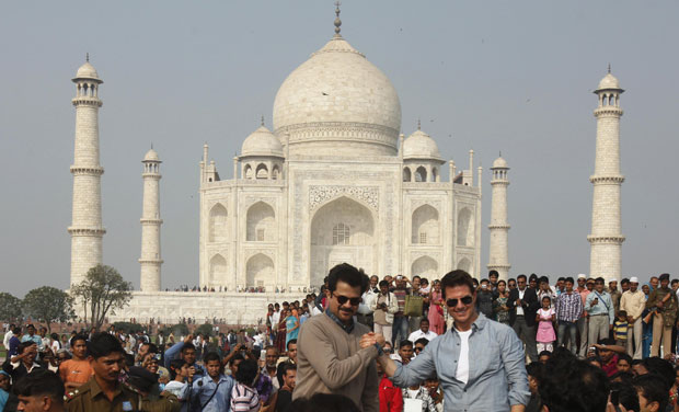 Os atores Anil Kapoor e Tom Cruise em frente ao Taj Mahal, na Índia (Foto: Adnan Abidi/Reuters)