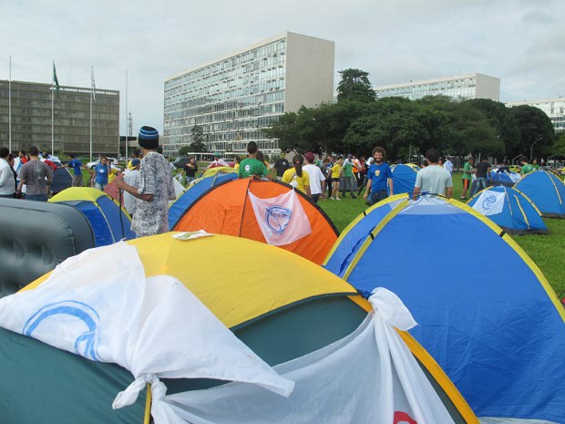 Grupo, que diz ter representantes de 20 estados, montou acampamento na Esplanada na manhã desta terça (Foto: Lucas Cyrino / G1)