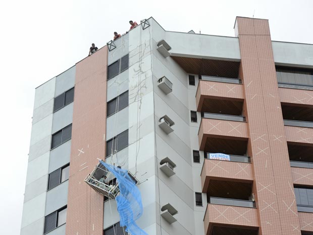 Equipes de resgate trabalham para retirar operários presos em andaime no 13º andar de prédio em Blumenau (Foto: Jandyr Nascimento/Agência RBS)