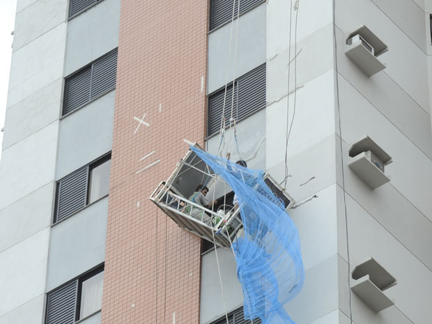 Os operários ficaram pendurados por cabos de segurança (Foto: Jandyr Nascimento/Agência RBS)