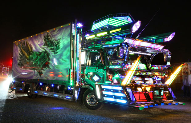 caminhão luzes japão (Foto: Roger Snider/Caters)