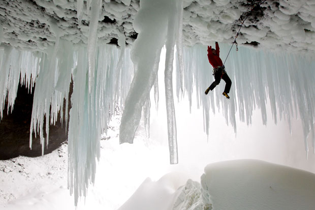 Will Gadd escala o paredão de gelo praticamente horizontal que fica por trás da cachoeira canadense, pouco antes de vencer a 'escalada mais difícil do mundo' (Foto: Christian Pondella/Caters)