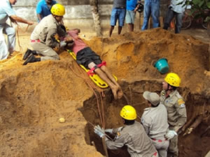 Homem é soterrado ao escavar fossa em casa (Foto: Divulgação / Bombeiros)