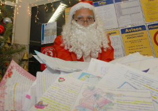 Papai Noel dos Correios pretende ajudar 12 mil crianças (Foto: Gildo Loyola / Jornal A Gazeta)