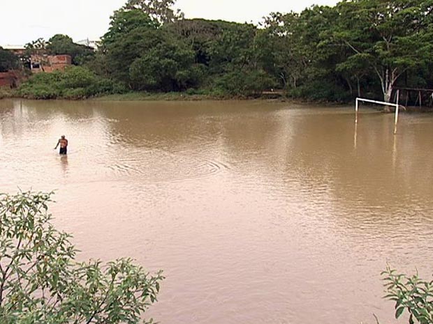 Campo de futebol ficou completamente alagado após Rio Formate transbordar. (Foto: Reprodução/TV Gazeta)