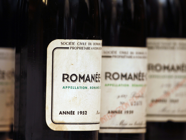 Garrafa de vinho Domaine Romanée Conti (RDC) de 1952 é exibida em Hong Kong. A coleção é considerada como o lote de vinho mais importante a ser vendido em 2011 em todo o mundo.  (Foto: Reuters)