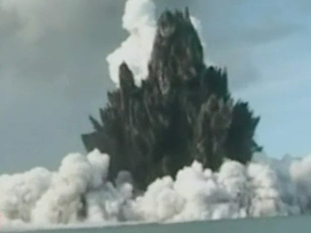 Imagem mostra erupção de vulcão que está no fundo do mar (Foto: Reprodução/BBC)