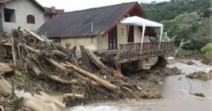 Chuvas e enchentes causaram estragos na Região Serrana do RJ no início de 2011. (Foto: Reuters / via BBC / arquivo)