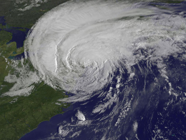 A imagem do satélite mostra o furacão Irene, em formato de redemoinho, apenas 28 minutos antes de a tormenta atingir Nova York, em agosto de 2011 (Foto: Nasa)