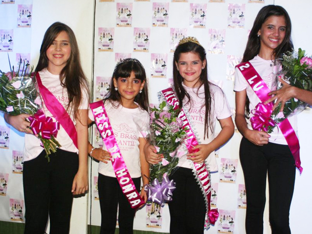 Giulia Palitot (3º lugar), Maria Madeleine Braga(Miss Simpatia), Maria Victória Acioly (1º lugar) e Emmely Lyvia (3º lugar) foram premiadas no Miss Brasil Infantil 2011 etapa Paraíba (Foto: Divulgação)