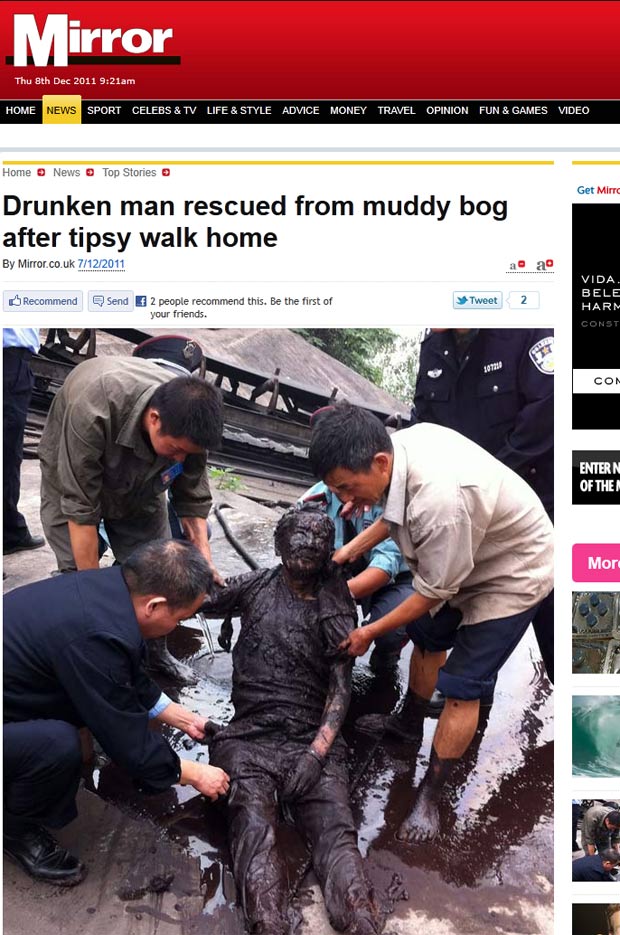 Chinês bêbado precisou resgatado pelos bombeiros depois de ficar preso na lama. (Foto: Reprodução/Daily Mirror)