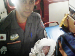 Bebê encontrado em terreno na terça-feira (6) (Foto: Divulgação/Corpo de Bombeiros)