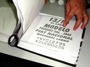 O livro tem 35 modelos de numeração e letras utilizados pelas montadoras de remarcar vidros. (Foto: Assessoria/Polícia Civil)