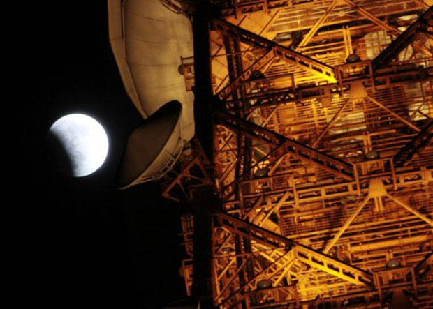 Eclipse parcial da lua é visto próximo à torre de TV em Tóquio, no Japão (Foto: Yoshikazu Tsuno / AFP)