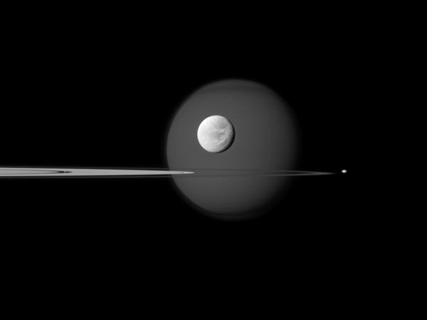 Dione, em primeiro plano, e Titã, ao fundo, orbitam em torno de Saturno (Foto: Nasa/JPL-Caltech/Space Science Institute)