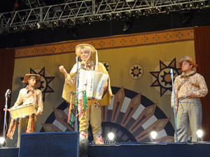 Com zabumba e triângulo, Chambinho pôs o público para cantar e dançar. (Foto: Katherine Coutinho / G1)