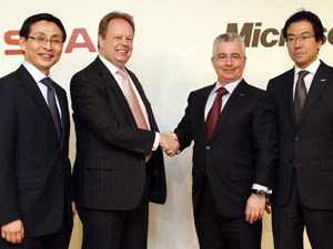 Vice-presidente executivo da Nissan, Andy Palmer (2º à esq.), fecha acordo com o presidente da Microsoft Business Solutions, Kirill Tatarinov  (Foto: Koji Sasahara/AP)