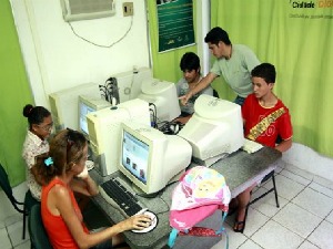 Quiosques digitais permite que população tenha acesso grátis a internet. (Foto: Prefeitura de Tauá/Divulgação)